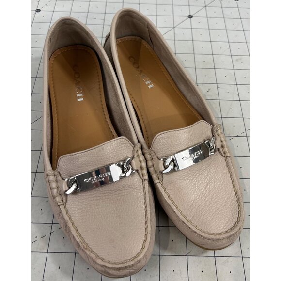 Coach Women’s Pebbled Leather Loafers With Silver Chain Detail Size 9 Beige - Picture 2 of 8